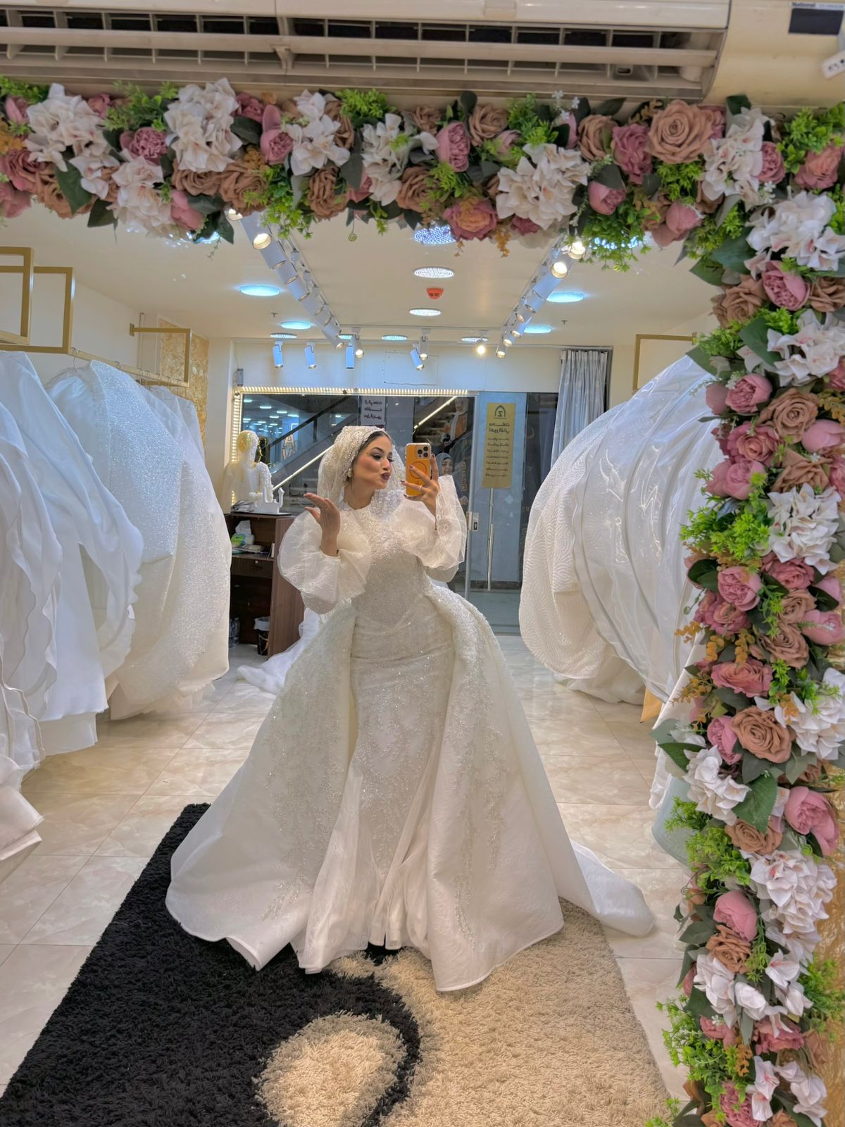 فستان زفاف شامبين مطرز يدويًا – تصميم صك بتو لوك مع أكستنشن خلفي