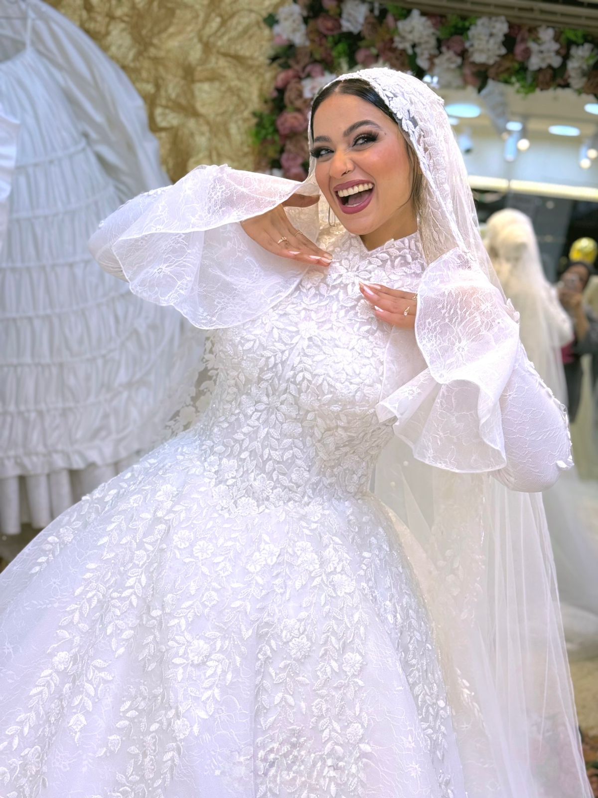 فستان زفاف تل مطرز بذيل ملكي 3 متر