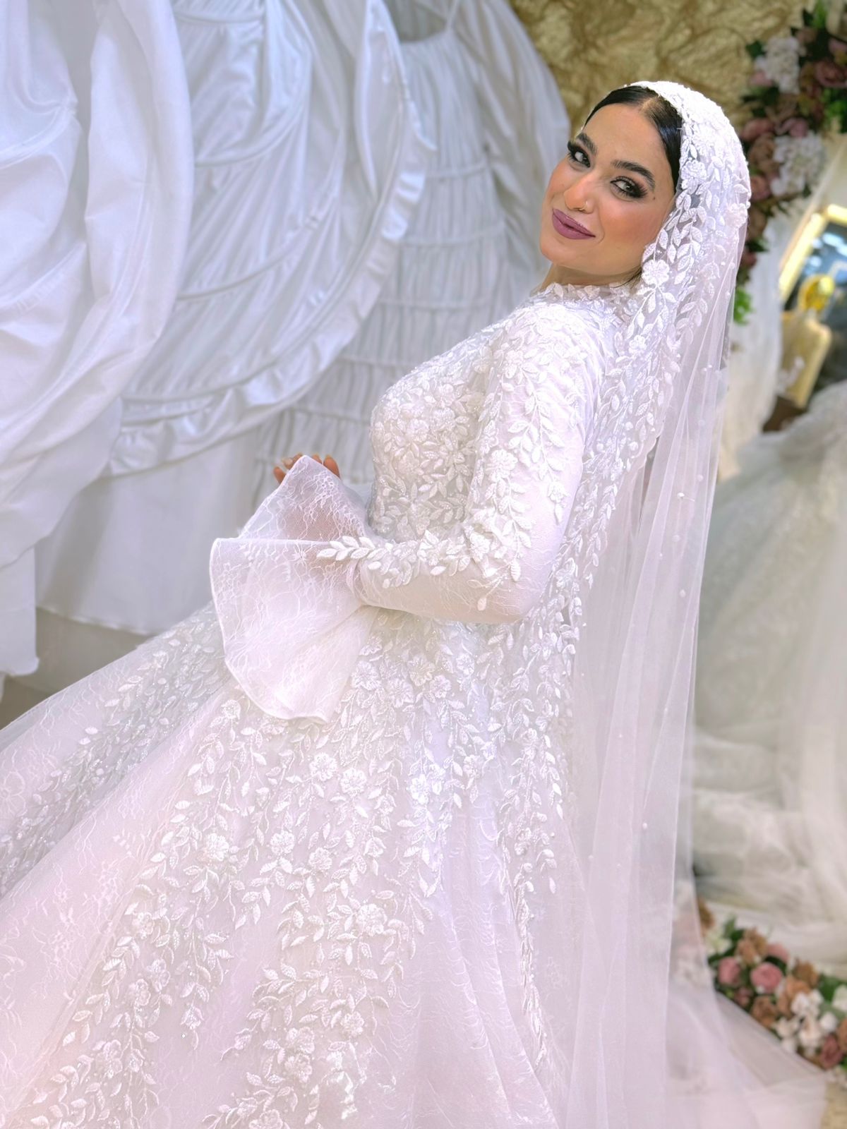 فستان زفاف تل مطرز بذيل ملكي 3 متر