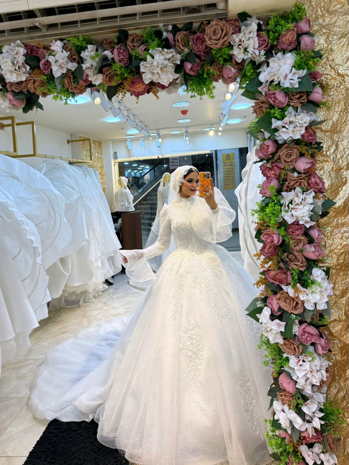 فستان زفاف ملكي بتطريز لؤلؤي وأكمام شفافة فاخرة