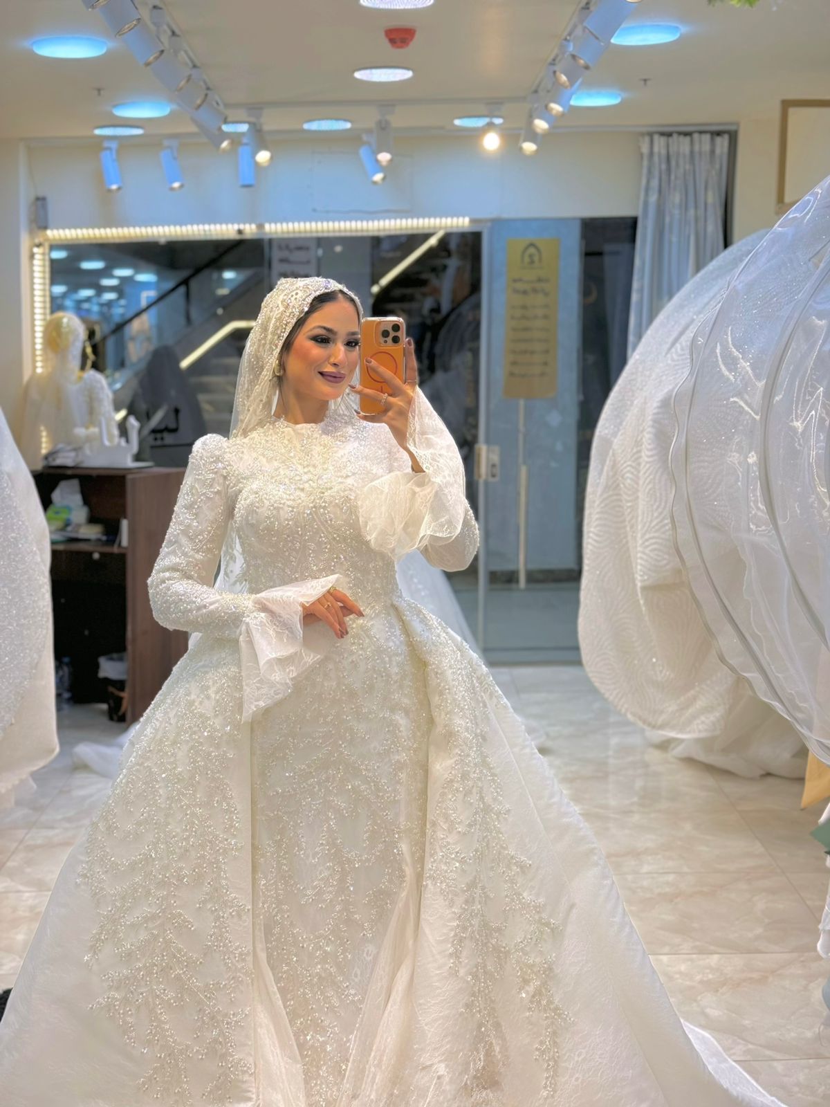 فستان زفاف شامبين مطرز يدويًا – تصميم صك بتو لوك مع أكستنشن خلفي