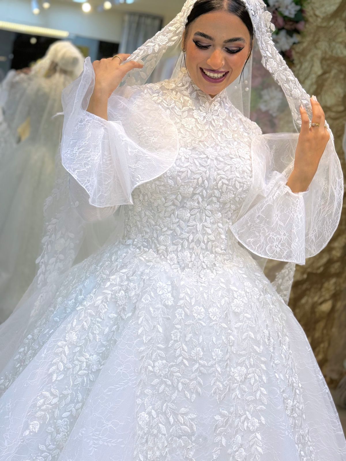 فستان زفاف تل مطرز بذيل ملكي 3 متر