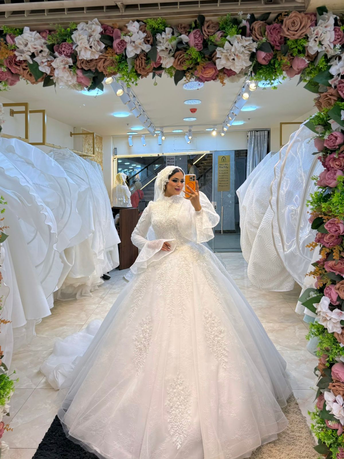 فستان زفاف ملكي بتطريز لؤلؤي وأكمام شفافة فاخرة