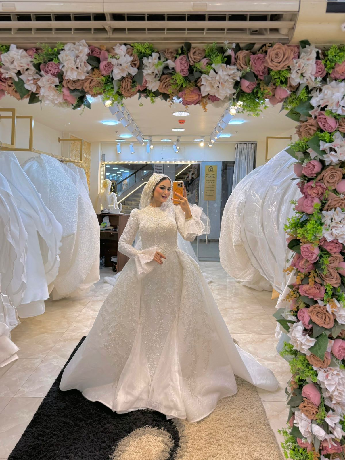 فستان زفاف شامبين مطرز يدويًا – تصميم صك بتو لوك مع أكستنشن خلفي