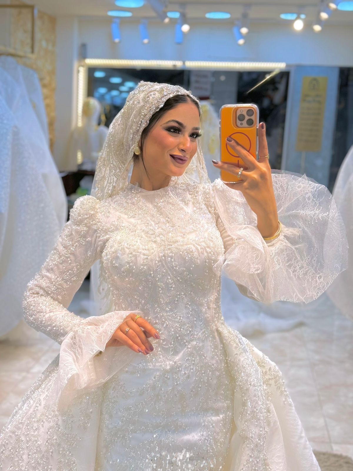 فستان زفاف شامبين مطرز يدويًا – تصميم صك بتو لوك مع أكستنشن خلفي