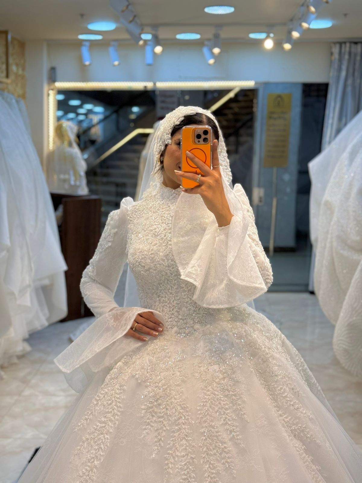 فستان زفاف ملكي بتطريز لؤلؤي وأكمام شفافة فاخرة