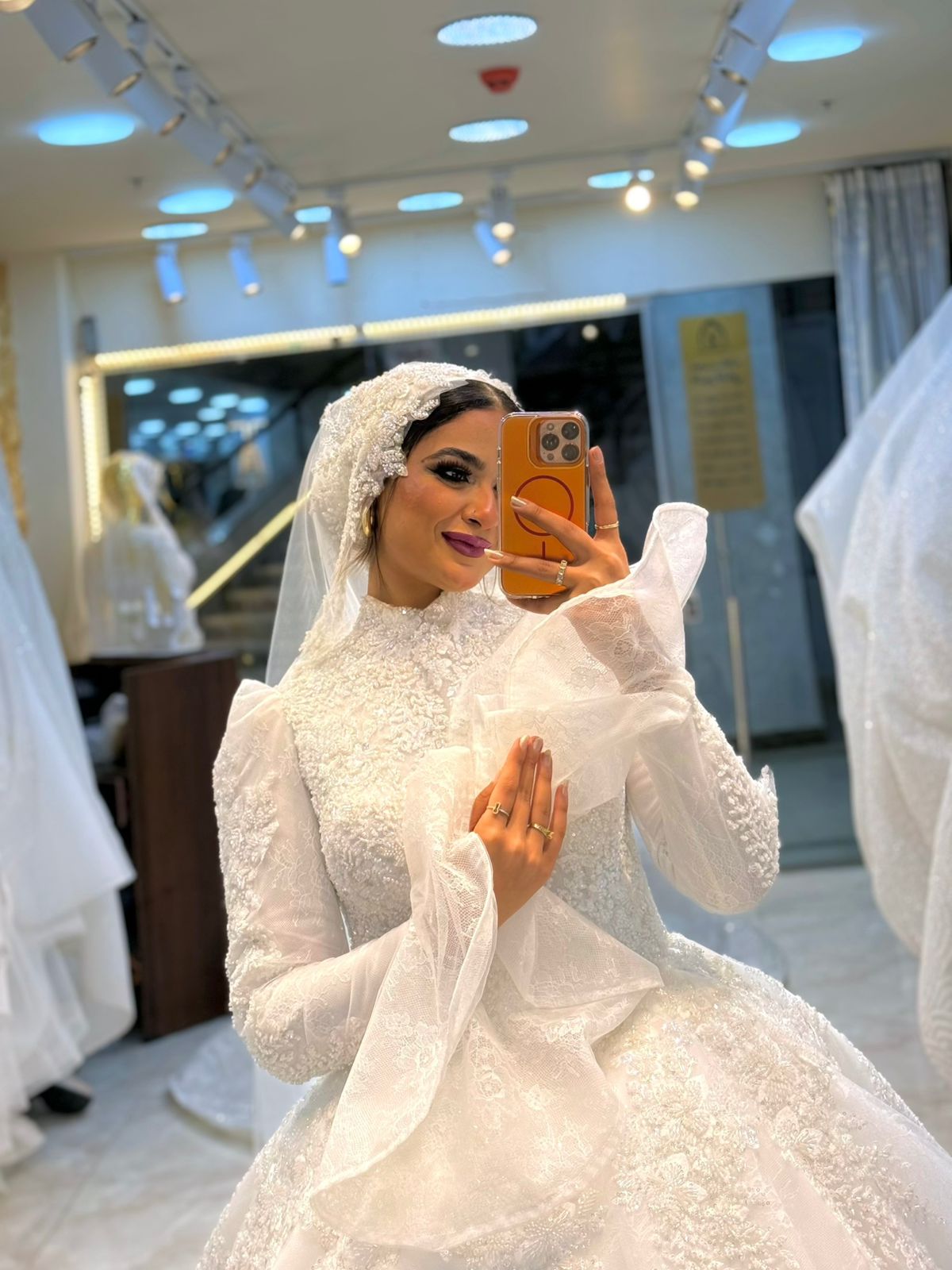 فستان زفاف ملكي بتطريز لؤلؤي وأكمام شفافة فاخرة