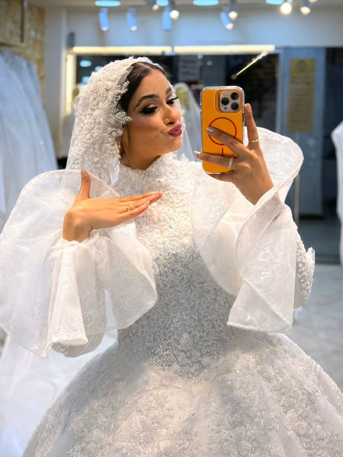 فستان زفاف ملكي بتطريز لؤلؤي وأكمام شفافة فاخرة