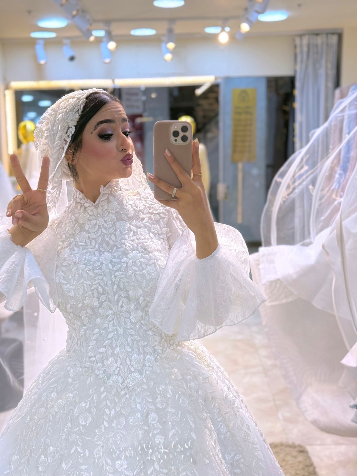 فستان زفاف تل مطرز بذيل ملكي 3 متر