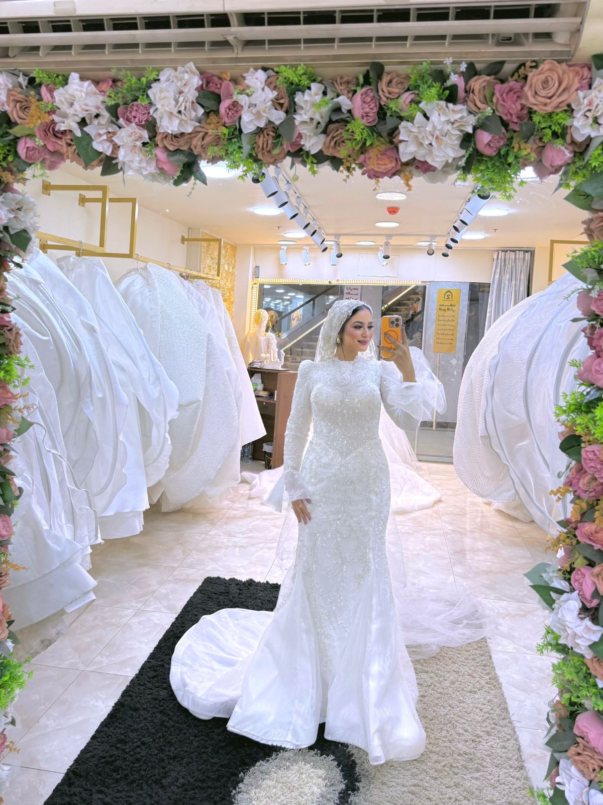 فستان زفاف شامبين مطرز يدويًا – تصميم صك بتو لوك مع أكستنشن خلفي