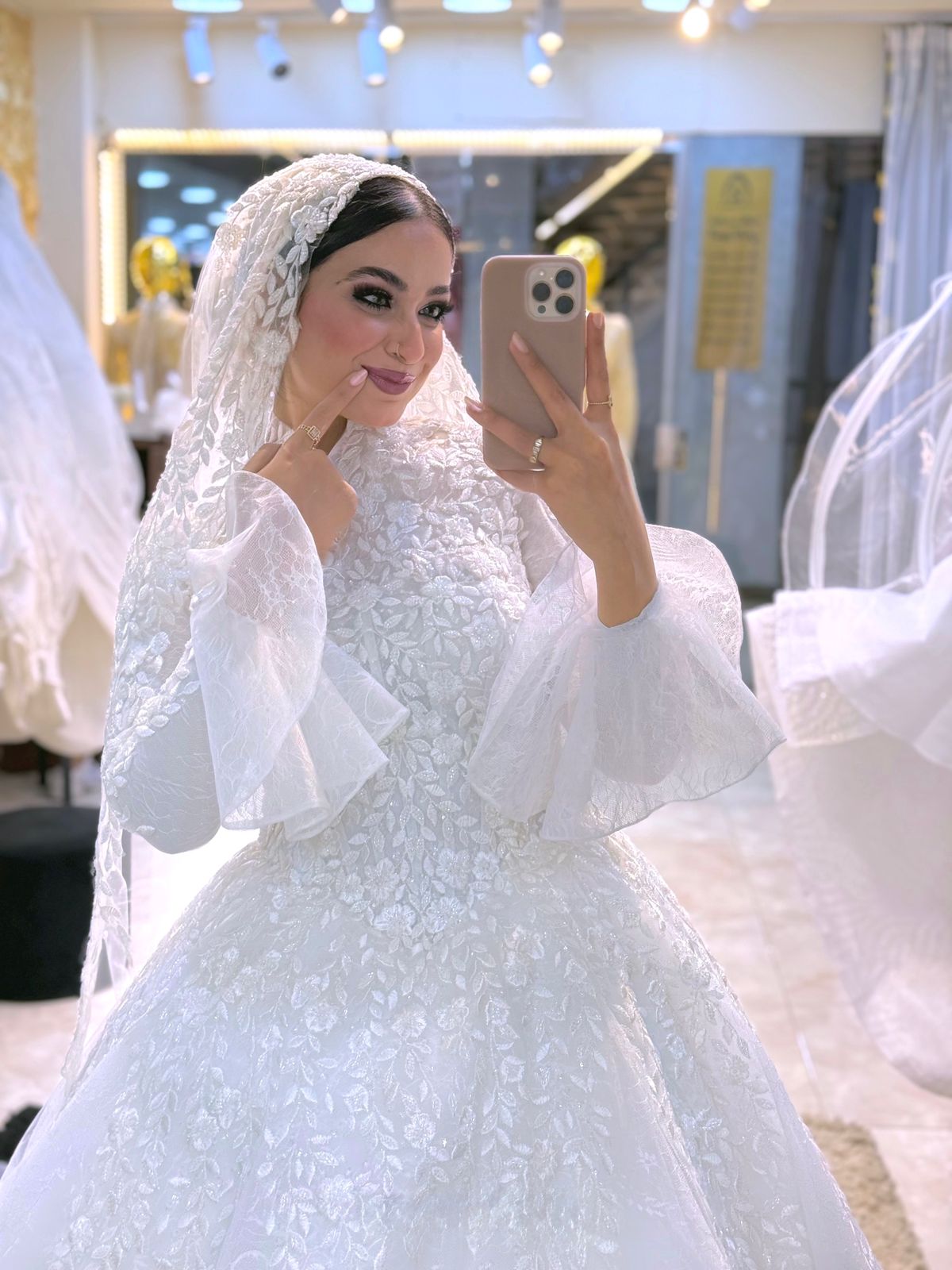 فستان زفاف تل مطرز بذيل ملكي 3 متر