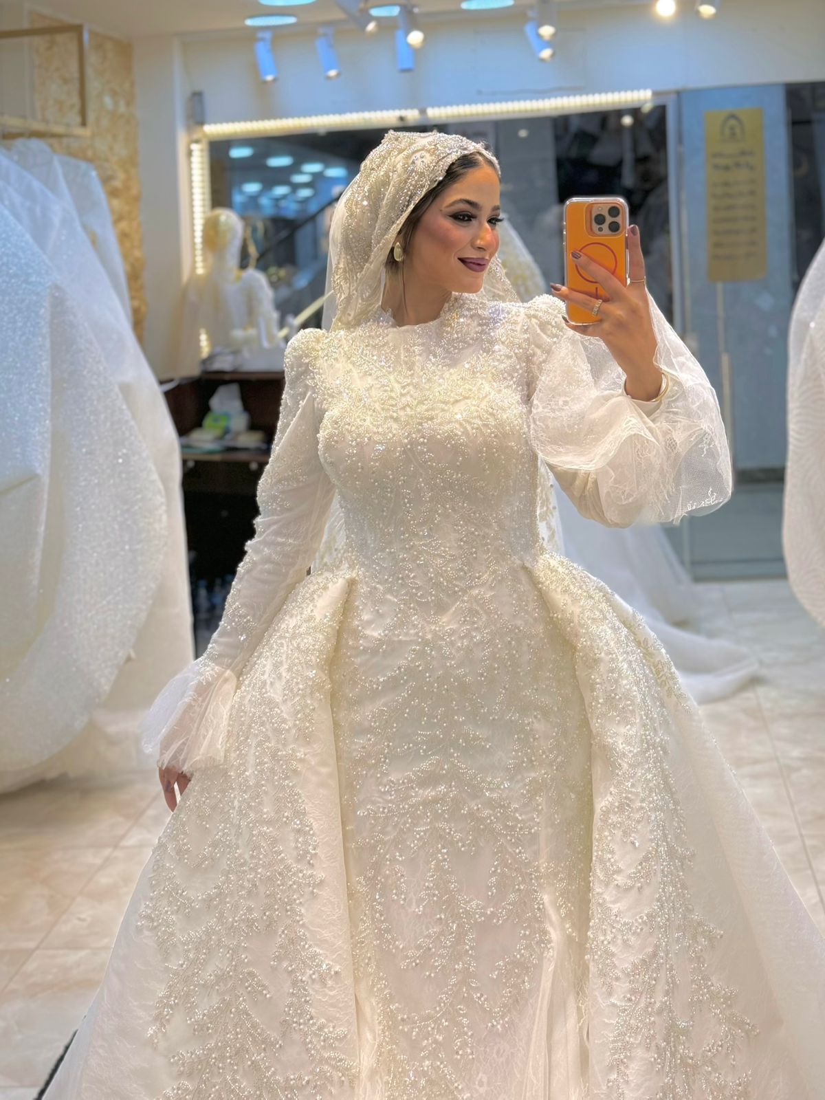 فستان زفاف شامبين مطرز يدويًا – تصميم صك بتو لوك مع أكستنشن خلفي