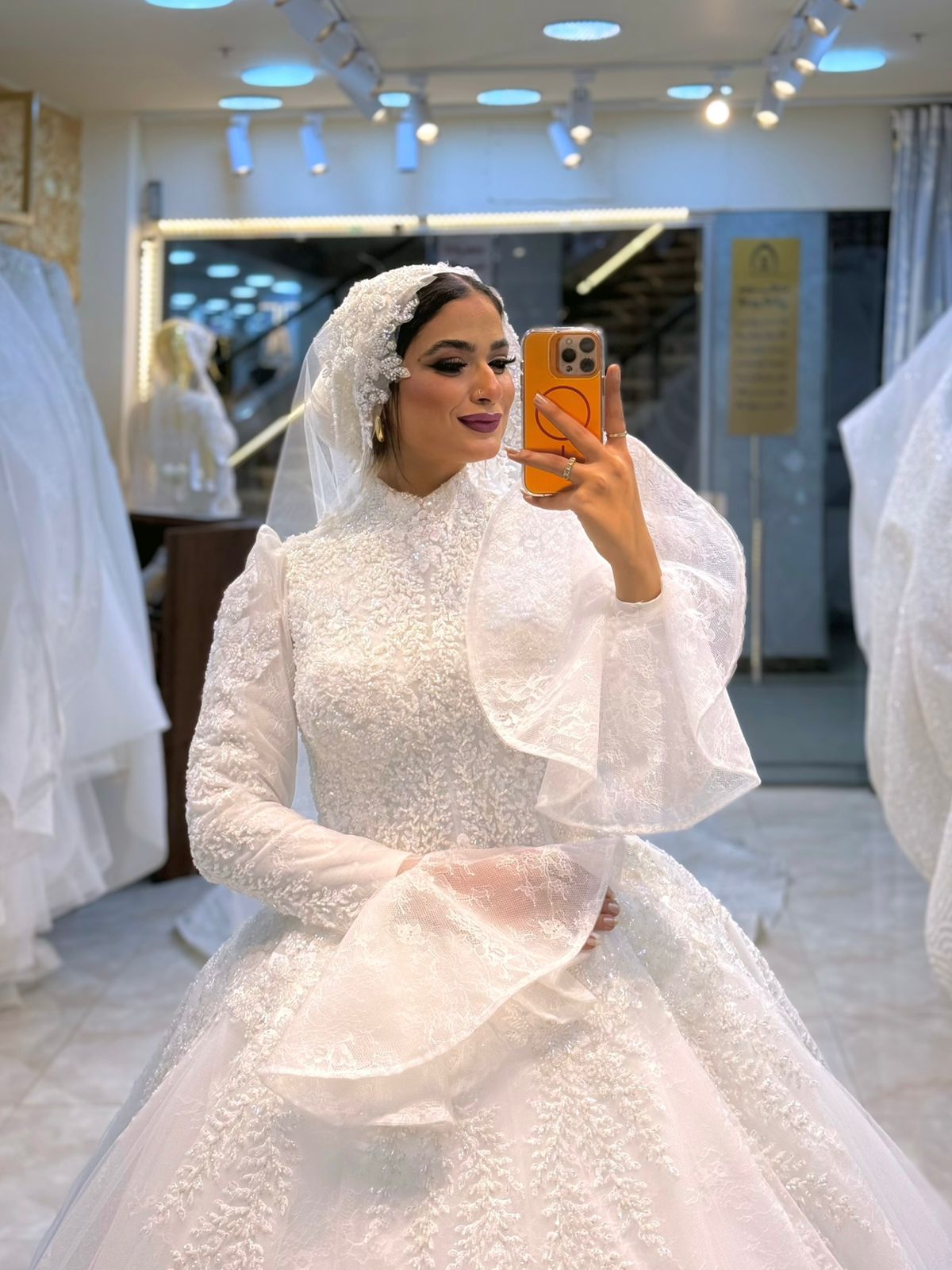 فستان زفاف ملكي بتطريز لؤلؤي وأكمام شفافة فاخرة