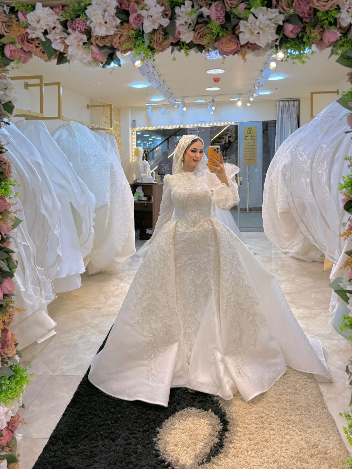 فستان زفاف شامبين مطرز يدويًا – تصميم صك بتو لوك مع أكستنشن خلفي