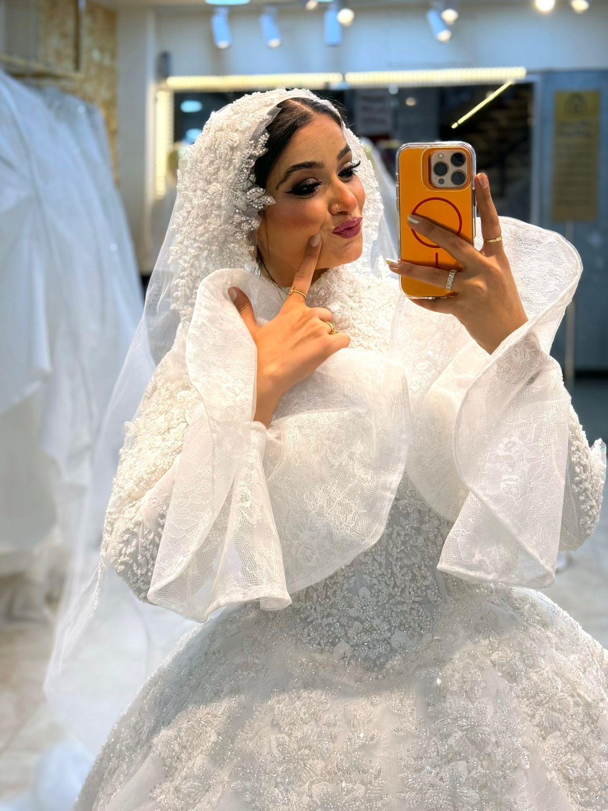 فستان زفاف ملكي بتطريز لؤلؤي وأكمام شفافة فاخرة